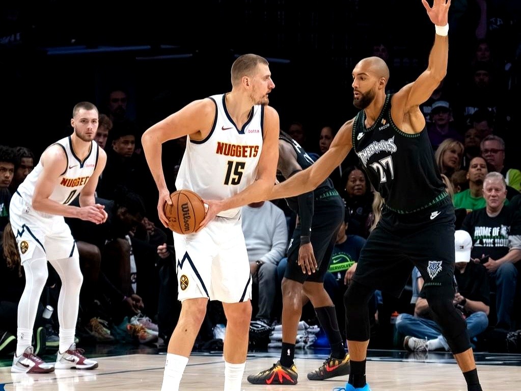 掘金队这操作，真是让人看不懂。  2023年才刚捧起总冠军奖杯，转头就...