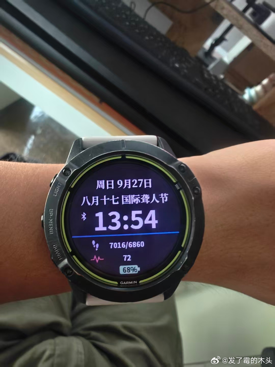 昨天九点多就睡了，一夜没睡好，凌晨三点迷迷糊糊看了一眼手表，什么“国际情人节”，又迷糊睡过去，还想着这才几月几号怎么就情人节了。

四点多又醒了，刷朋友圈，迷迷糊糊又看到朋友刮刮乐中了十万，赶紧点了个赞。

五点多起来，跟朋友去河里游了个泳，头一次游公开水域（河里），总算清醒了点。

 ​