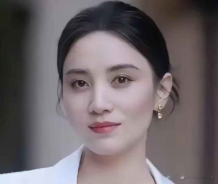 新婚刚领证没多久，宋佳直接进组拍戏四十天不回家，丈夫专程赶来探班，苦等四小时，最后只匆匆见面十五分钟。
 
很多人总以为，好的爱情轰轰烈烈、浪漫奢侈、甜言蜜语不断。可看完宋佳和王伟这段相处细节，才真正看懂，成年人最顶级的偏爱，从来都不是花哨的浪漫，而是藏在烟火里的踏实和心疼。
 
普通人新婚阶段，正