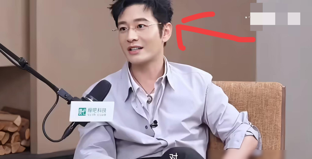 瞿颖盯着黄晓明看了几秒，张嘴就问：你脸上弄了多少项目？
黄晓明当场愣住，连忙摆手：没有，这个真没有。
瞿颖压根不信，两个字怼回去：不可能。
这是《中餐厅》里的真实一幕。俩人认识20多年，才敢这么当面开炮。眼看气氛要僵，姜妍一句肉毒算吗高情商救场，全场笑翻。
快50岁的人，状态好到上热搜，别人