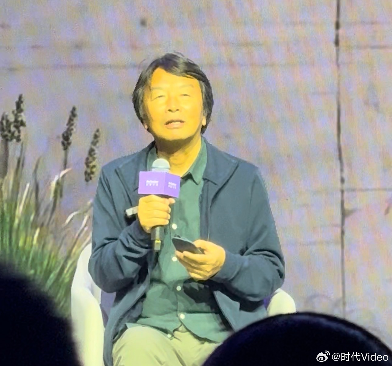 【#刘震云称网传语录多出自AI刘震云#：我觉得很幽默】#刘震云自称私下话很少# 9月10日，2026外滩大会开幕，作家刘震云现身会场，围绕AI展开分享。谈及网络上流传的刘震云语录，他表示：“我私下其实是话很少的人，网上流传很多我的名言，其实是AI刘震云说的，我觉得很幽默。” ​​​