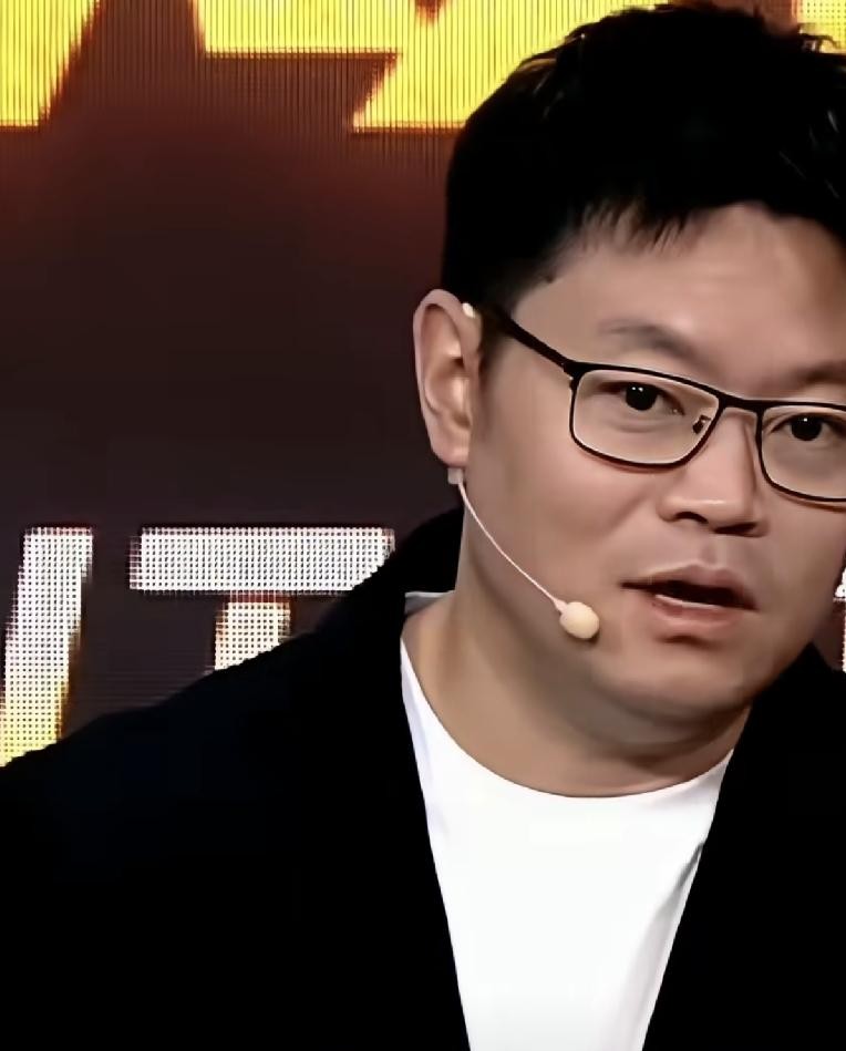 打过乒乓球的都明白，碰上那种死缠烂打的顶级削球手，有多让人抓狂。
但王曼昱偏偏给所有人上了一课，直接4比0把佐藤瞳给剃了光头。
赛后侯英超的几句点评，算是把这场球的门道全说透了，同是削球出身，行家一搭眼就知道命门在哪。
佐藤瞳最怕什么？怕脚底下没根。王曼昱这回从头到尾就在用落点拉扯她，前后左右