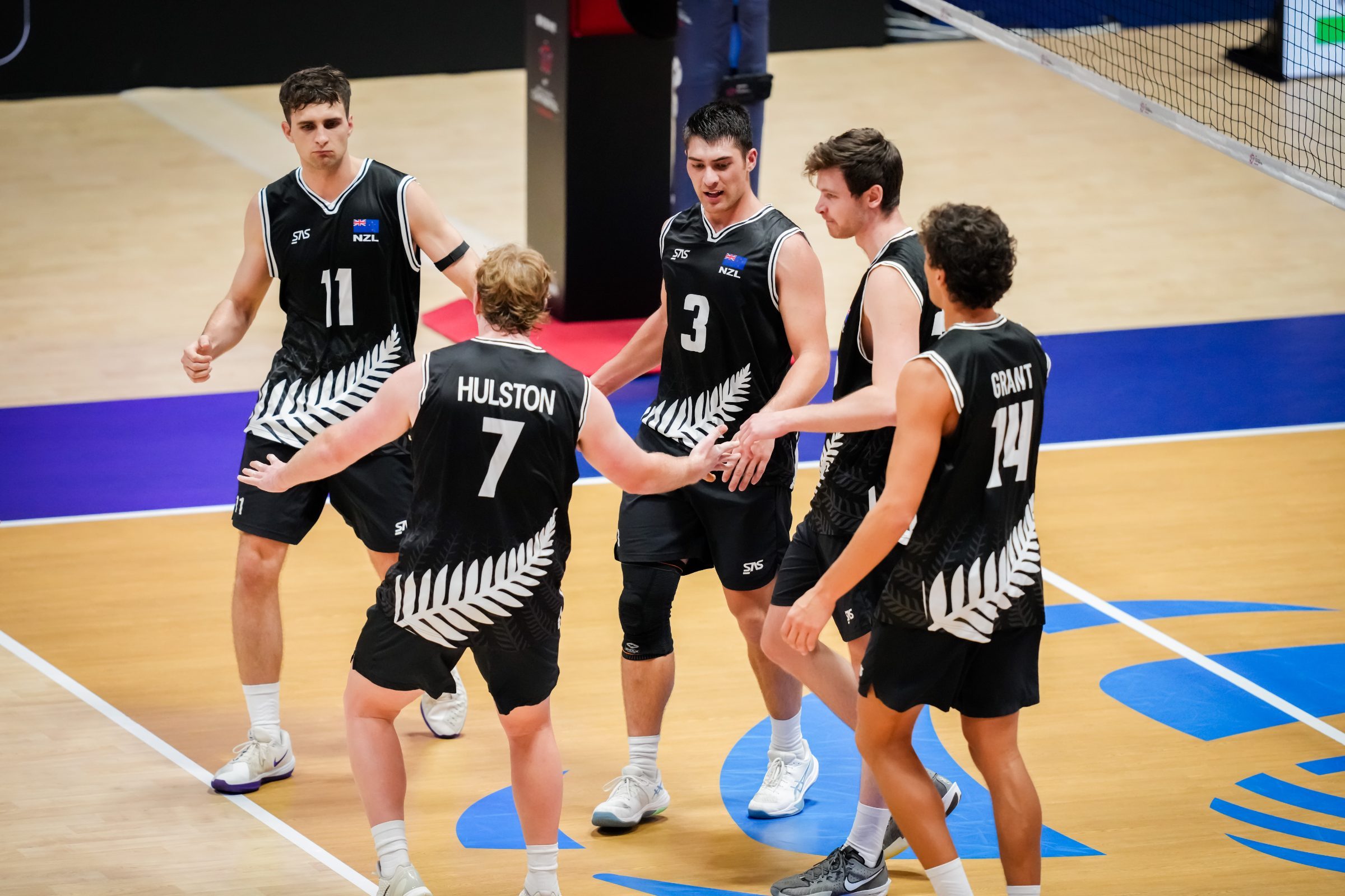 [话筒]-【2026年男排亚锦赛小组赛-B组】
伊朗🇮🇷3-0零封新西兰🇳🇿，取得开门红，入账1.79分。
➡️（25-15，25-12，25-22）
个人技术统计：（双率：进攻成功率➕效率）
🔺伊朗🇮🇷：
▪️阿明11分（13中10、1失误被拦、1发、双率77%69%）
▪️沙里菲7分（9中5、1失误被拦、2拦、双率56 ​