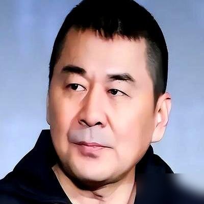 陈建斌嘴欠，说王新军长得像“杀猪的”，秦海璐当场翻脸，一句话怼回去，全场安静。
那是录综艺，陈建斌想抖机灵，拿王新军长相开涮。秦海璐脸上笑没了，直接说：“我老公在我心里最帅，轮不着你说。”
看着脾气冲，其实是真护。当年她产后抑郁，天天哭，王新军停工一年，寸步不离守着，喂饭、哄睡、陪着看医生。后来