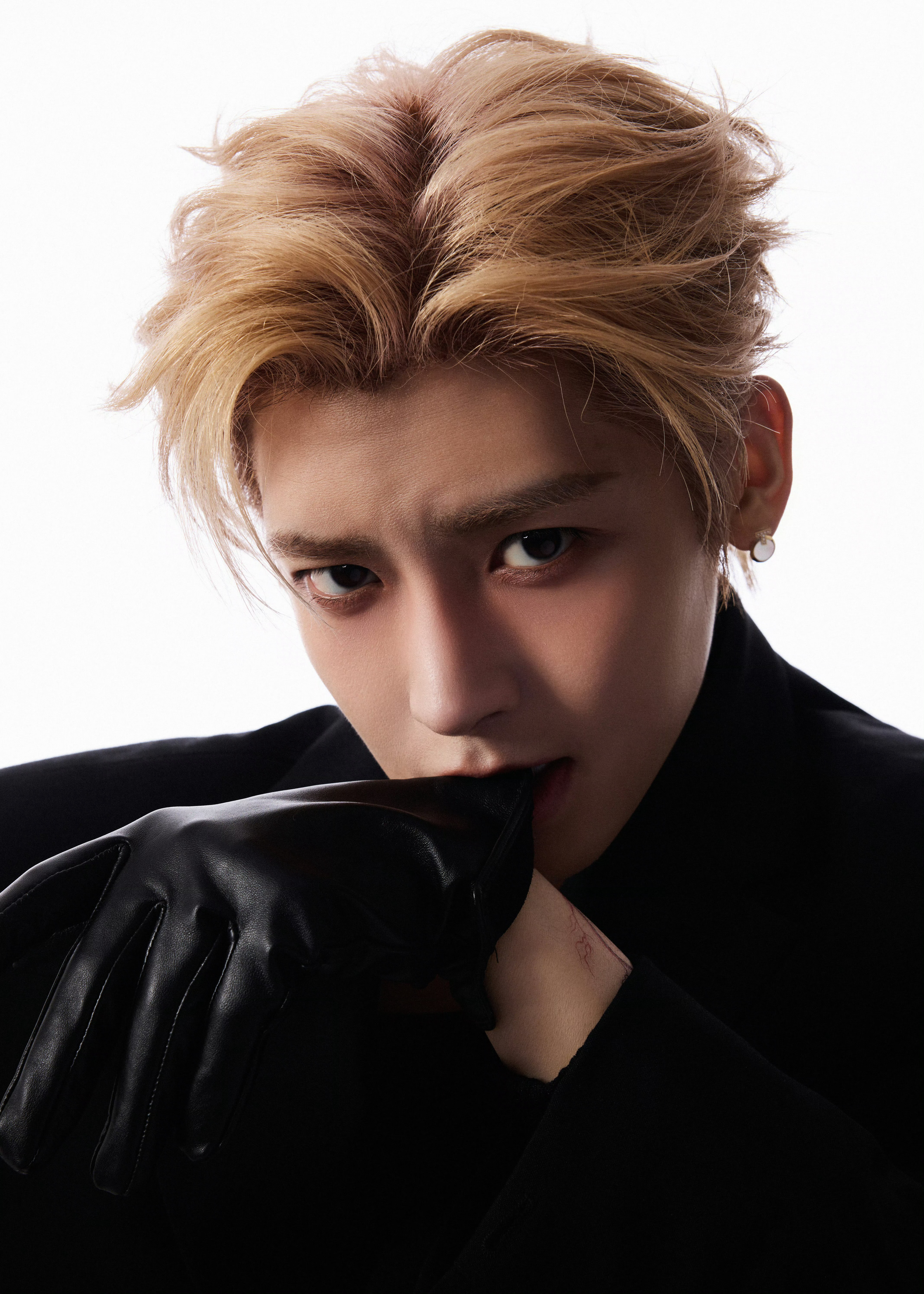 侯明昊 × 演唱会南京站造型大片 ​​​