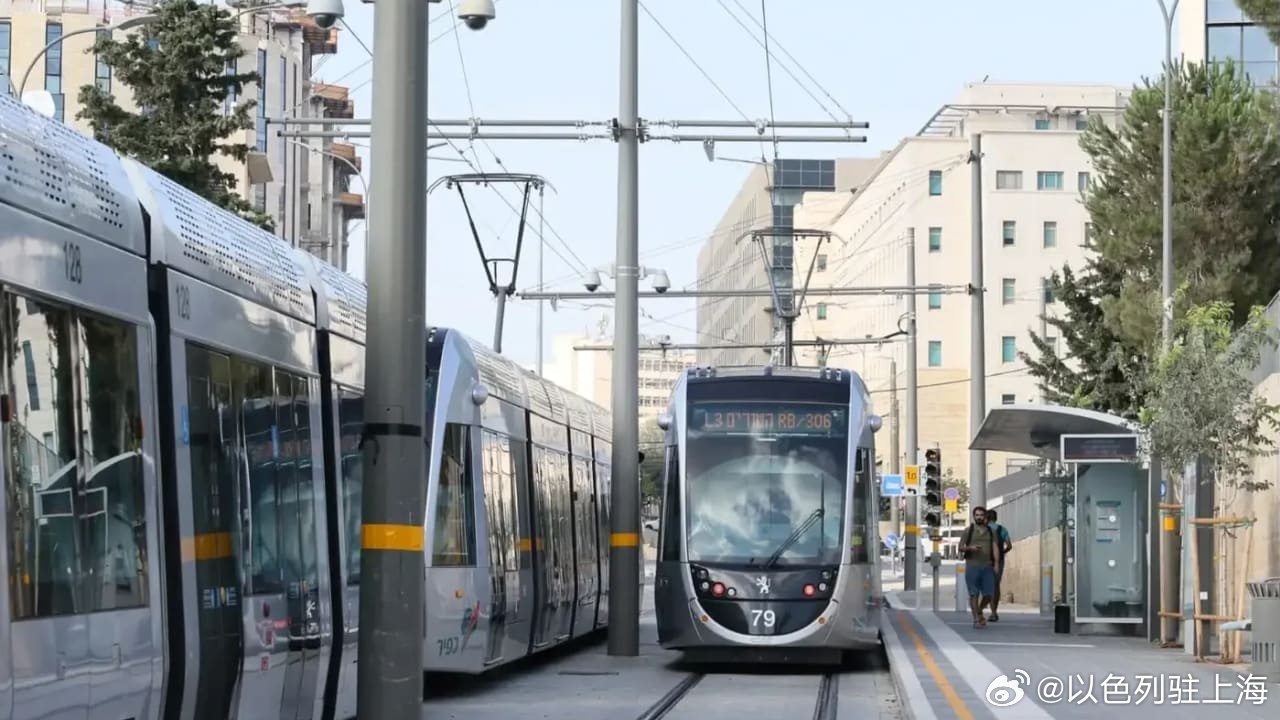 【祝贺耶路撒冷绿线轻轨🚈正式开通，城市公共交通迈入新阶段】

经过数月等待，耶路撒冷第二条轻轨——绿线（L3）于本周五正式投入运营！

线路全长约7公里，设13座车站，连接市中心马哈内·耶胡达市场与南部马尔哈，途经国际会议中心、政府建筑群、希伯来大学吉瓦特拉姆校区等主要地标。高峰时段发车 ​