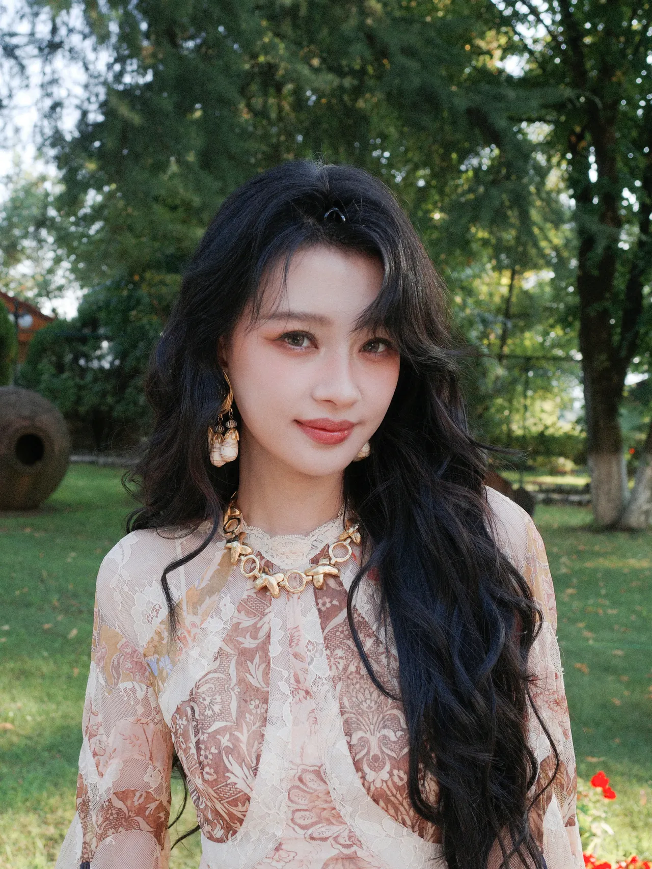 这姑娘站在公园里好漂亮！ (孙怡)