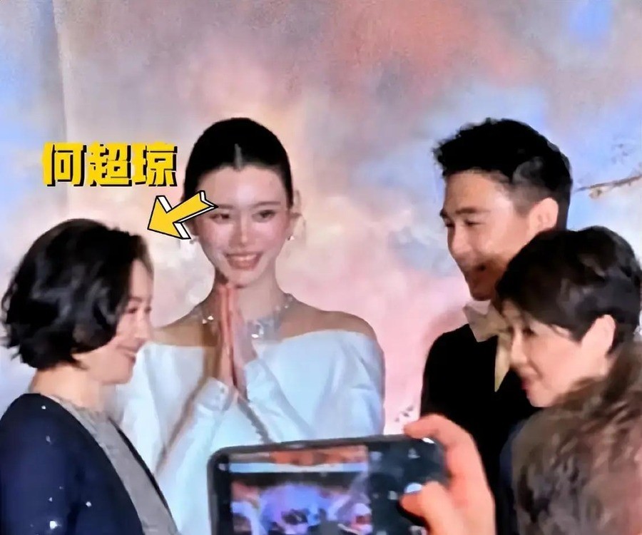 奚梦瑶何猷君答谢宴上，何超琼穿一条印花裙坐进四太第一排，二房四房三十年规矩被她一坐终结，全网却只记住一句话：家姐来了
2026年9月28日澳门上葡京，何猷君和奚梦瑶的答谢宴摆了五百人。第一排座位排得很清楚：前澳门特首先坐，旁边是梁安琪，再往右是何超琼、何超凤、何超云
何超琼穿一条银灰色Dior短裙，