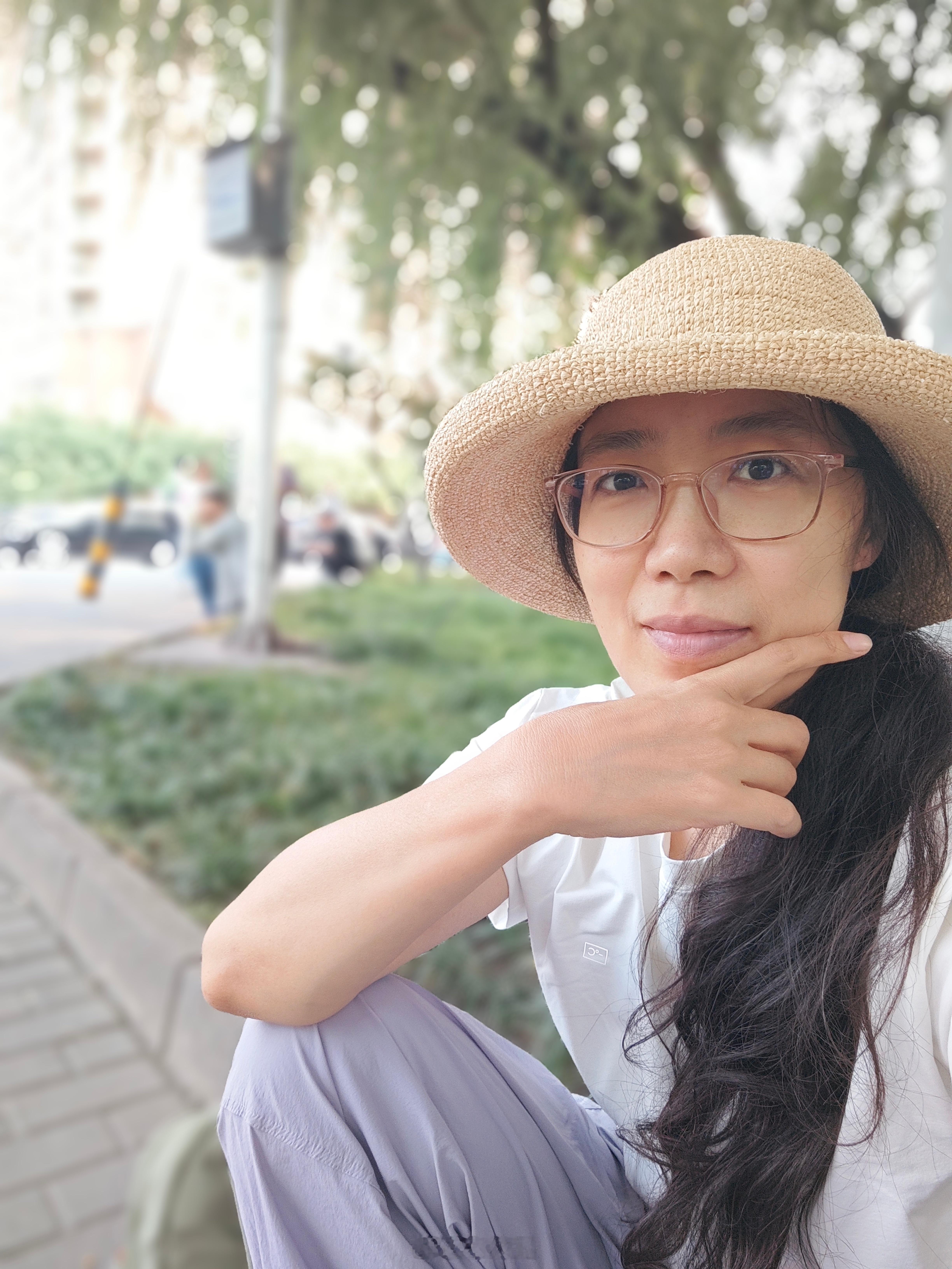 让AI把我照的这个照片改酷一点，它就给我搞了第2张，笑死了，戴个墨镜就酷了吗？ ​​​