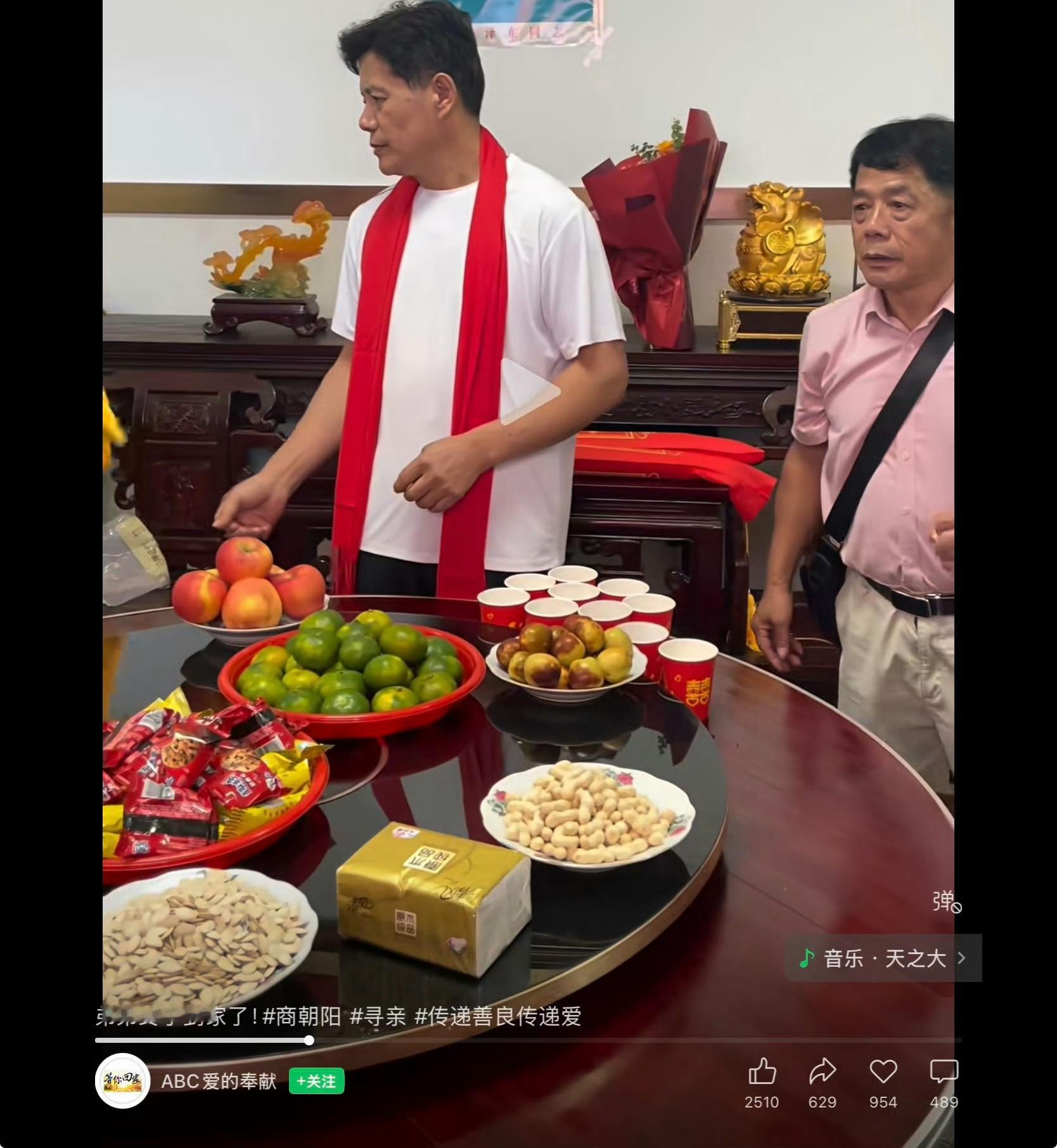 #同卵双胞胎失散六十年一高一矮#由此可见 地域和生活方式生活环境也影响着  样貌和发育
两人基因完全相同，重逢之后大家发现，他俩的身高差距居然特别明显❗️❗️
先天基因只是给身高划定了一个潜力范围，能不能摸到基因里的身高上限，其实全看童年和青春期的饮食、睡眠、运动这些后天因素。
营养真的 ​