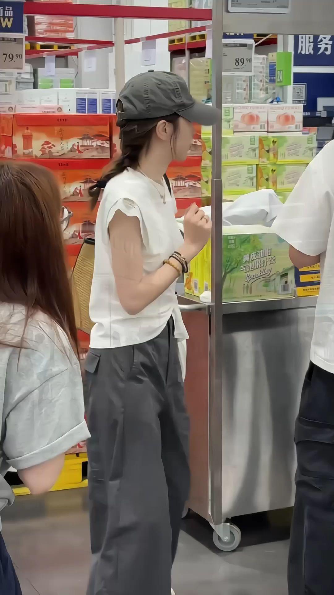 我勒个豆夏天这样穿真的韩系又松弛！设计感绑带上衣搭配韩版阔腿裤，一套洋...