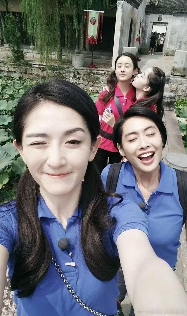 #上古真神我们来了这次真的来了#我的青春又回来了！还记得老版《我们来了》有多惊艳，林青霞、赵雅芝、刘嘉玲几位同框，随便一截都是封神镜头。芒果招商会正式官宣重启这个怀旧综艺IP，一下子勾起满满的回忆，现在就坐等官方放出新一季的嘉宾名单，狠狠蹲一波神仙阵容！#我们来了芒果共创生态大会# ​