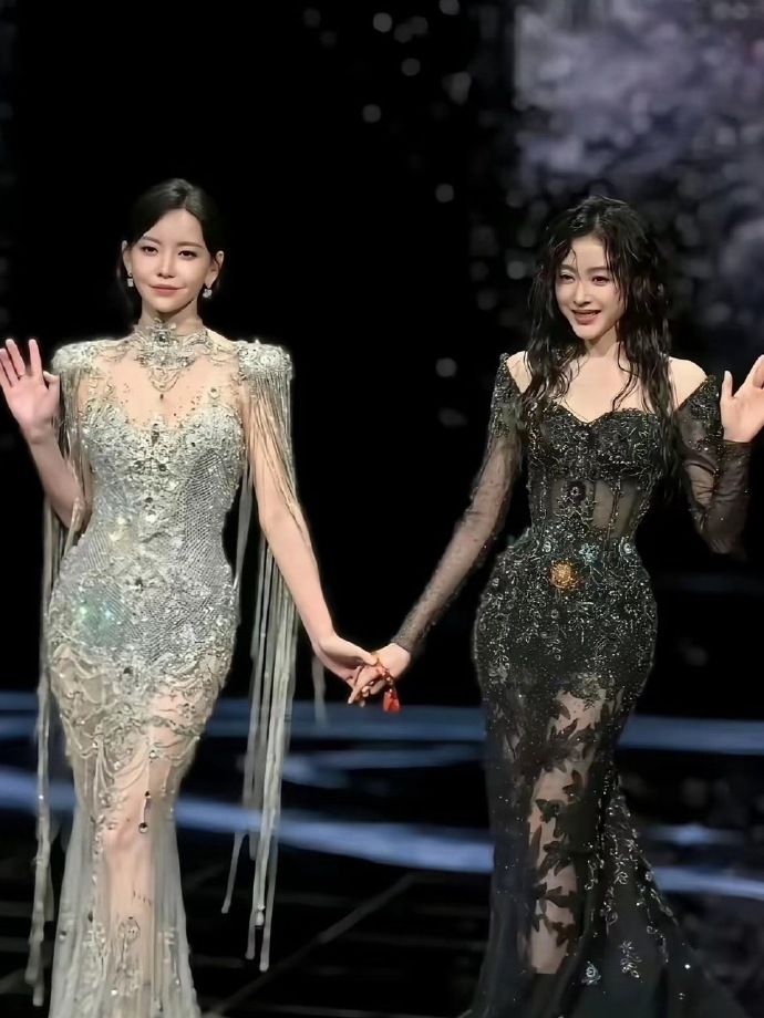 于文文和张天爱同框，教科书级沙漏身材，细腰蜜桃臀，又飒又美杀疯了！