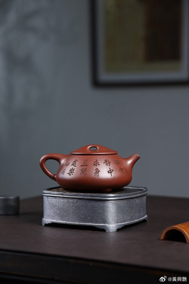 重器推荐！！
《景舟石瓢》
徐孝奎
1935年生人，92岁紫砂元老，从业77年！
原矿家藏一厂老紫泥，360cc，菱形14孔出水。
~此作品经典景舟石瓢，型制标准，壶身较矮，口盖略大但不觉过分宽阔，壶腹饱满敦厚，显示出浑厚的内蕴。直流嘴略微呈锥形，嘴口看似喇叭状，出水爽利，流势酣畅淋漓。壶身精工泥绘 ​