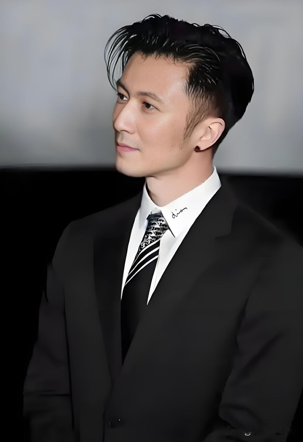 谢霆锋没去那英演唱会，网上又炸了，说他小气记仇。

我倒觉得，他这叫有分寸。

早些年那英当着媒体不看好锋菲恋，话搁那儿了，王菲听不听是闺蜜的事，可谢霆锋本人就是话里那个人。如今王菲坐台下晃荧光棒，是老姐妹几十年的交情；换谢霆锋坐那儿鼓掌装热乎，那不成陪演了吗。

换我，我也不去。

不是记仇，是犯