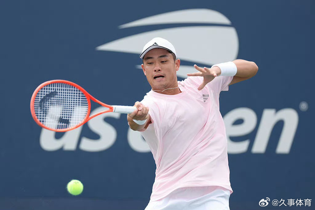 时隔三年，再迎高光！🎾#美网2026# 首个比赛日落下帷幕，中国选手吴易昺直落三盘，以7-6(2)、6-2、7-5战胜澳大利亚选手沃尔顿，晋级赛会第二轮！

整场比赛，吴易昺都交出极为稳定的发挥。首盘比赛他在盘末被对手率先破发，但他很快稳住局势，迅速回破并连下6分拿下抢七。次盘吴易昺攻势不减，两次破 ​