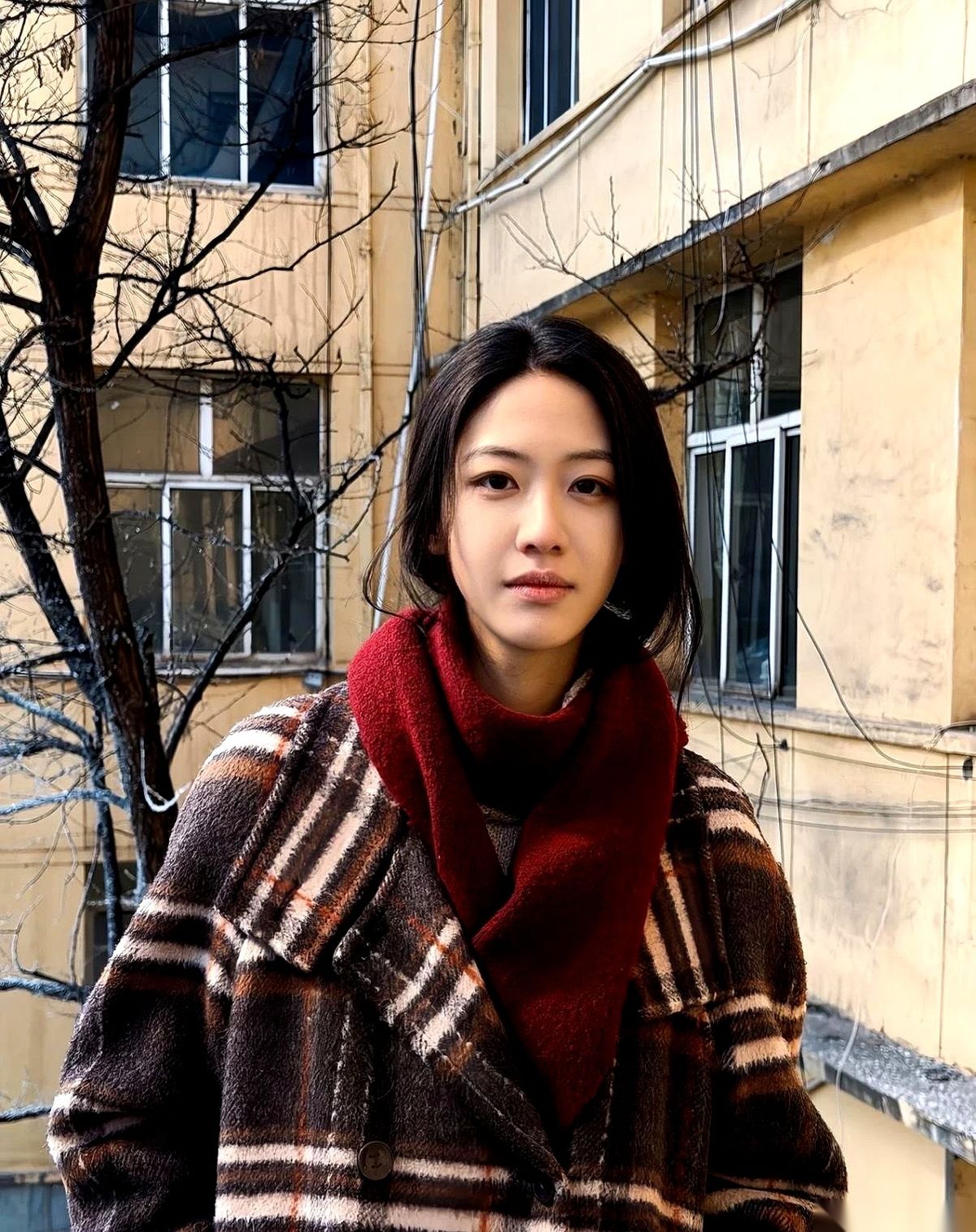 聊聊演员向涵之的入行经历。
很多人在影视城跑龙套跑破了鞋底，甚至连个露脸的配角都争不到，十四岁的向涵之却顺顺当当地拿到了徐静蕾公司的签约合同。
这并不是什么突然降临的奇迹，她的轨迹几乎照搬了李庚希的剧本。
向涵之出生在大连，父母分开之后，她跟着改嫁的母亲去了大洋彼岸生活。这中间最关键的一环，在于她的