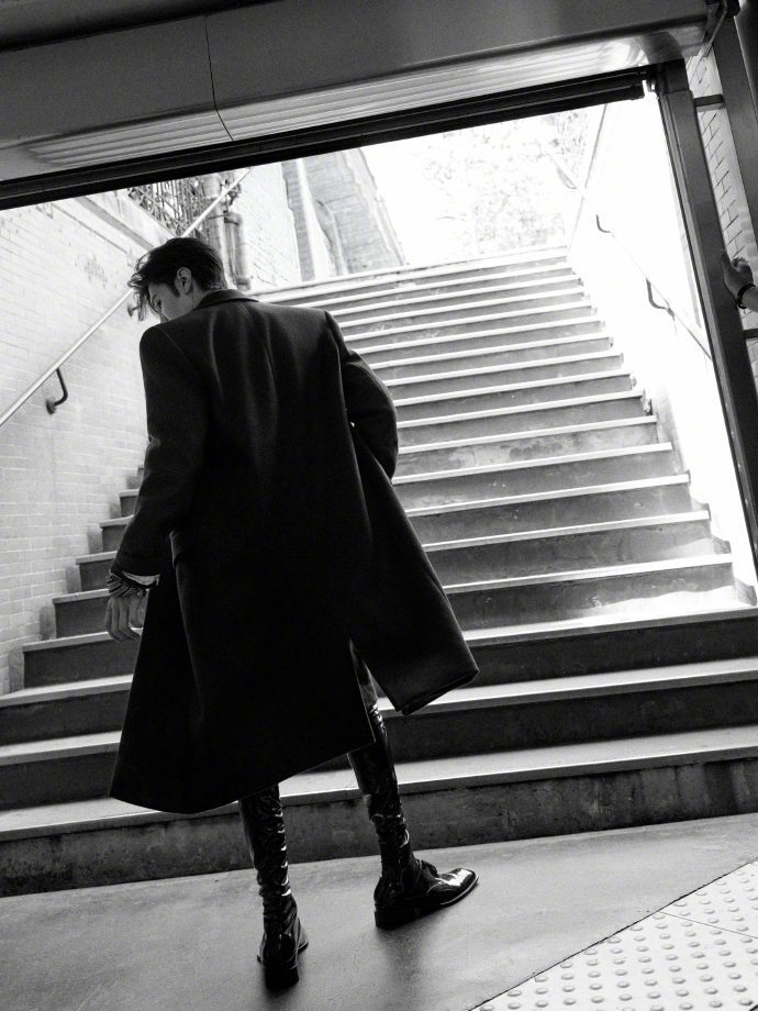 陈哲远 X Saint Laurent 2027夏季男士时装秀陈哲远陈哲远现身巴黎男装周，身着Saint Laurent 2026冬季系列造型漫步巴黎街头，出席品牌2027夏季男装大秀。深棕大衣裹挟着法式慵懒与利落锋芒，在老城日光与复古建筑的烘托下，尽显圣罗兰男士的魅力气场。陈哲远圣罗兰看秀生图巴黎男装周男装周