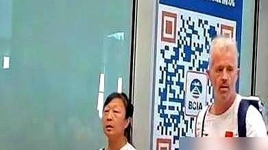 连巴基斯坦都能0比3剃光头，中国男排的新主帅居然还在难产。

前任洋帅海宁走前撂下一句大实话：咱们的基础训练，落后了欧洲整整二十年。他曾想把王滨这批年轻苗子送去波兰联赛摔打，结果卡在各方拉扯里，根本出不去。

回到赛场全是硬伤：一传接飞、小球乱滚、防守节奏慢半拍。主力张景胤膝盖打着厚胶布咬牙硬扛，场