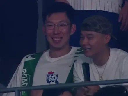 还是 周琦会享受。
打什么世预赛，有那时间，周末看看足球比赛多好……

#cba休赛期的动态# ​