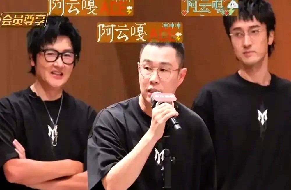 小沈阳在镜头前把发言稿一撕，当着全国观众的面认了个大怂。

“我没领导能力，一个月零花钱就3000块。”披哥台上他两手一摊，台下孙楠郭晓东笑得直拍大腿。

原本准备了套话，他嫌憋屈。他在聚光灯下交底：钱得沈春阳点头才能花，想偷喝口可乐，还得看闺女脸色。

别人总爱端着，生怕被看出憋屈。他倒好，直接把