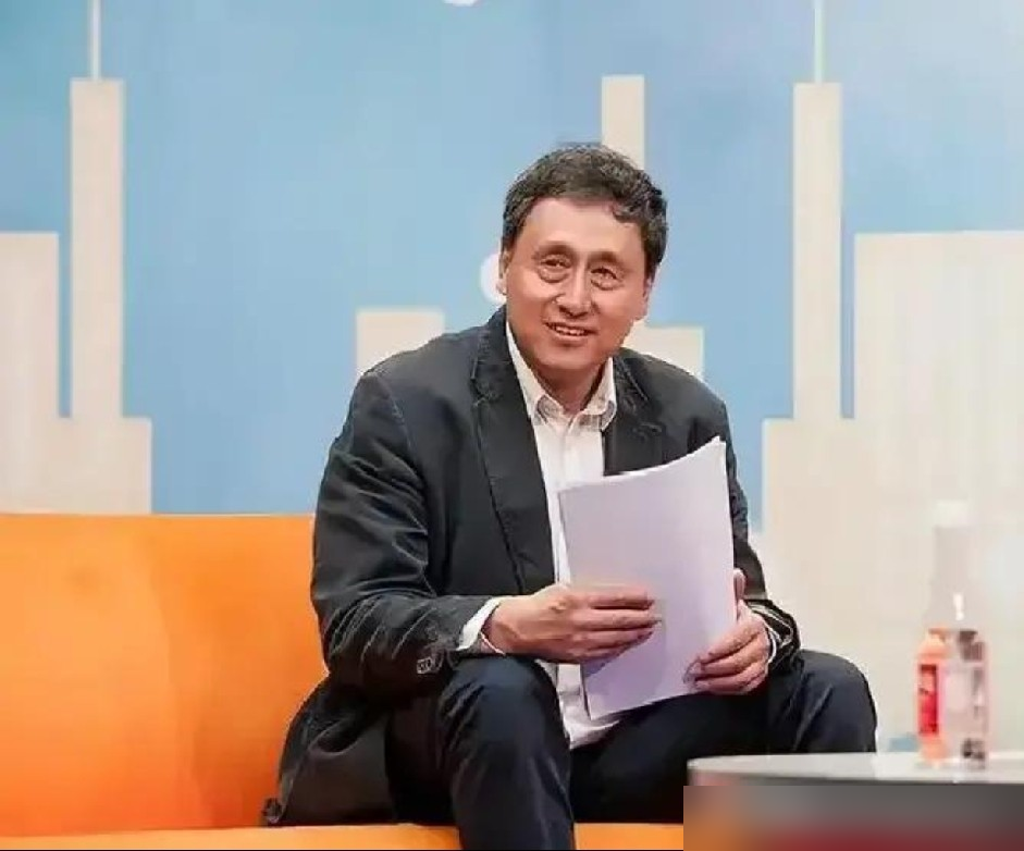 张路一句话，中国足球15年的底裤被扒了。
2000年到2014年，全国常年练球的中小学生，一年就5000人。数据出自足协青训部，不是什么野榜。就是这5000人，撑起了后来U19、U23、国家队，全从这池子里捞。
张路说这不是青训问题，是普及断了根。德国巴西常年踢球的孩子上百万，日本荷兰几十万，咱
