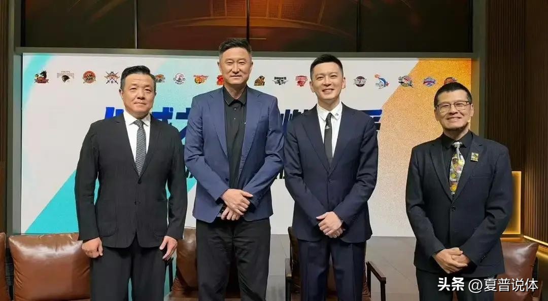 把杜锋喷下课的那帮人，现在看着男篮这摊烂摊子，不知道脸疼不疼。
当时输了球全网都在喊换帅，好像只要把杜锋换掉，中国男篮明天就能重回世界前八一样。
杜锋那两三年也是真能忍，场边嗓子喊到嘶哑，战术板拍得震天响，赛后转头还得替这帮大爷在镜头前挡子弹。
现在回头再看，卸任对他来说反而是彻底解脱了，至少