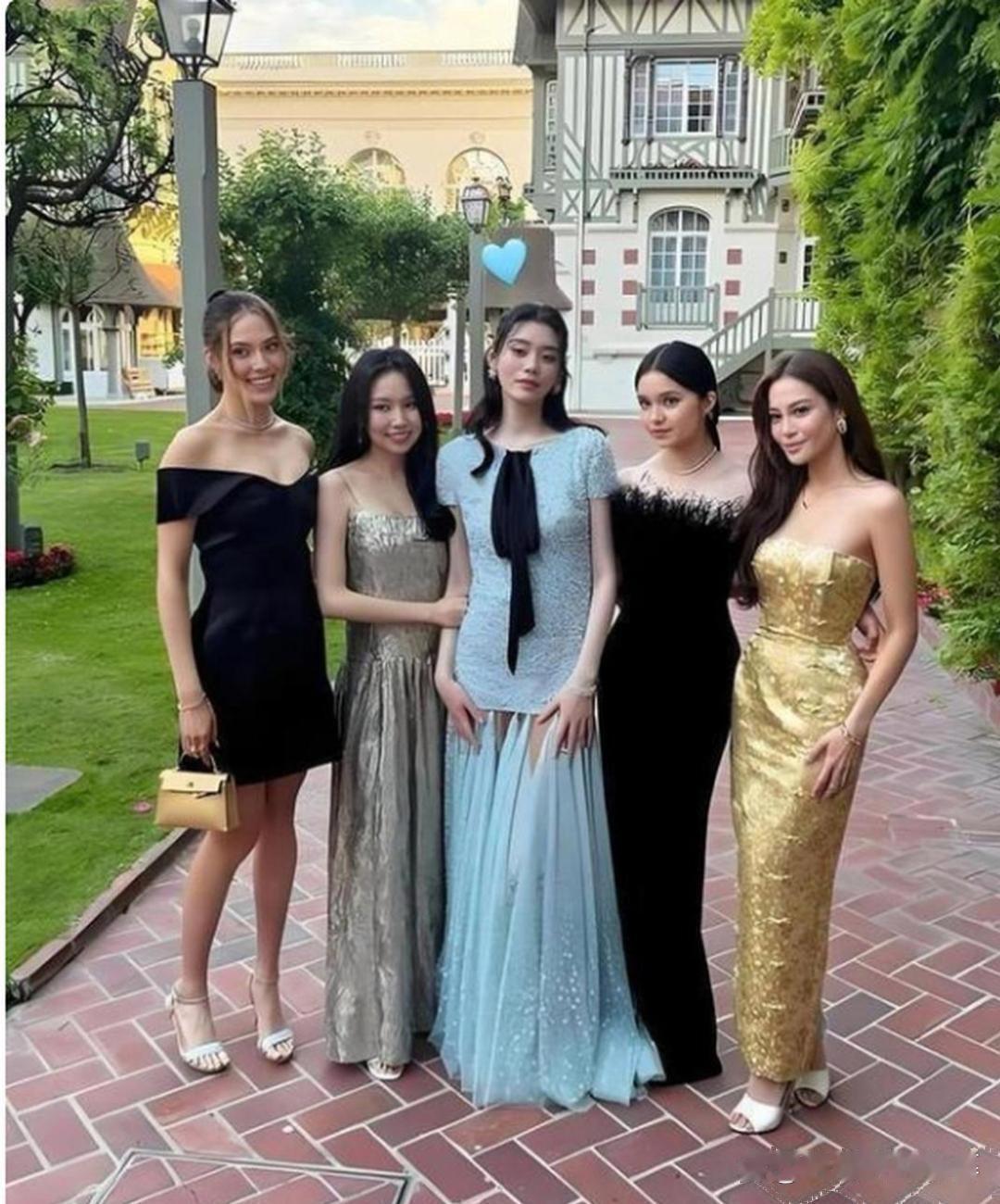奚梦瑶身边再也看不到谢娜了，婚礼都没请，旁边站着的，是谷爱凌。 ​