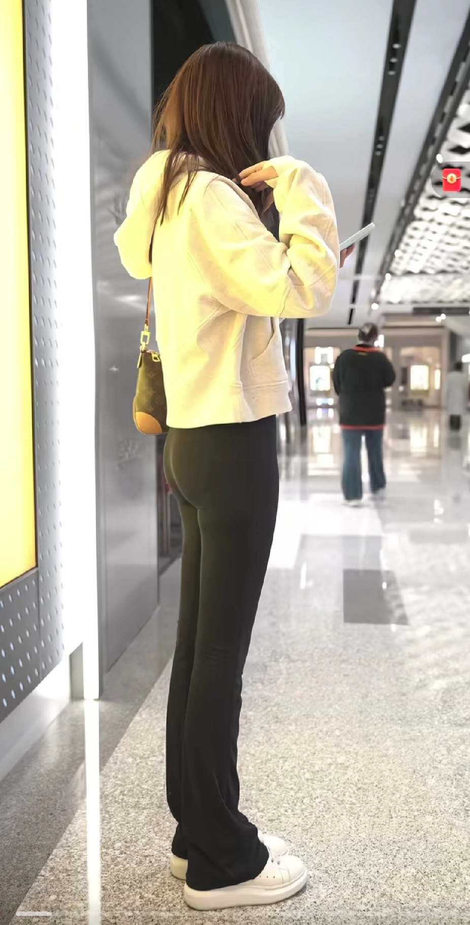 女生穿紧身裤想好看，搭配真的太重要了。我以前是梨形身材，胯宽腿粗，穿紧...