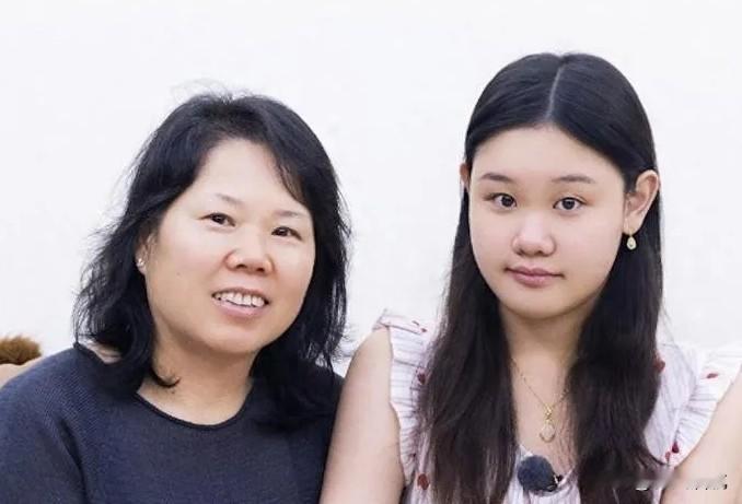 同样作为奥运冠军，傅园慧在爱意满满的家庭成长，而张家齐只能独自摸索的成长！

“幸福的人用童年治愈一生，不幸的人用一生治愈了童年”这句话用在两位奥运冠军身上体现的淋漓尽致！

在有爱家庭生长的傅园慧，爸妈把她当做心头宝，跟随女儿，女儿在哪家就在哪，一直关注女儿的动态，做傅园慧坚实的后盾，在傅爸爸眼中