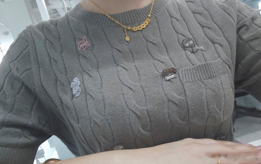 图一，穿了比较喜欢的衣服，去上班。
图二，婆婆不知道我喜欢吃哪种花生，就给我带了一份鲜的，一份煮熟的。
图三，昨晚的菜添吧添吧又够一顿。
图四-图六，某人大吃一顿小龙虾后晚上脚疼的睡不着，查了才知道原来痛风是坚决不能碰小龙虾的，因为没有这方面的知识储备，单纯查询百度又只能在漫长的篇幅 ​