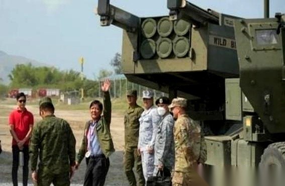 美军在2026年5月5日，真在菲律宾拿“堤丰”系统打出了一枚“战斧”导弹。
而翻看2025年1月30日的采访记录，马科斯当时抛出的条件是只要中方停止相关海上行为及领土主张，他就把“堤丰”送回美国。
到了2026年9月18日，中国外交部通报的仙宾礁中菲船只碰撞事件里，菲律宾海警依然在指责中方。
把这几
