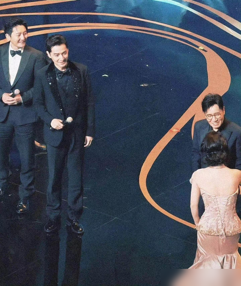 杨紫李现二搭重映，居然还霸了收视榜首！
俩人是北电10级同班同学，19年靠《亲爱的热爱的》童颜夫妇爆火，甜了全国观众好多年。
这次转拍唐朝女性创业剧，杨紫从软萌学霸变坚韧花商，李现从高冷电竞大神变深藏不露的花鸟使，走势均力敌的成熟路线。
拍深夜树林戏时，杨紫望着李现，想起十几年同窗相伴的经历，