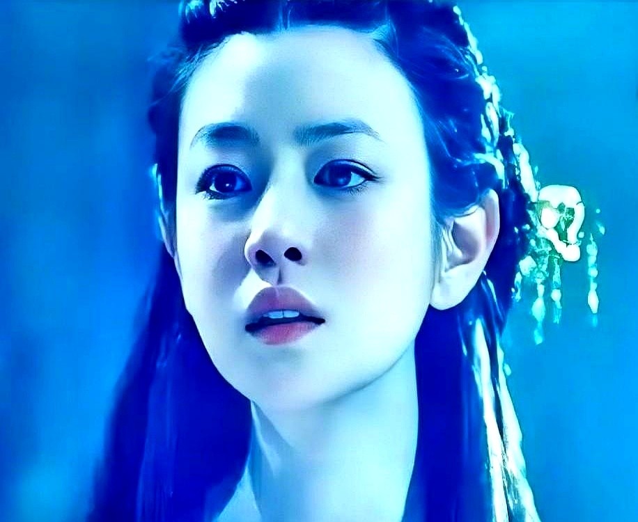 监视器前几十号人死盯屏幕，足足憋了三秒没敢出声。

造型师刚撤走梳子，陈妍希顶着头套走到聚光灯下。剧组连轴转试了整整66个女孩，直到这一刻，所有人心里那块石头才算落地。

长得仙的少了几分烟火气，演技好的又撑不起那身素衣。可当陈妍希站定的那一秒，导演直接一拍大腿，定妆照当场封板。

选角这回事，真不