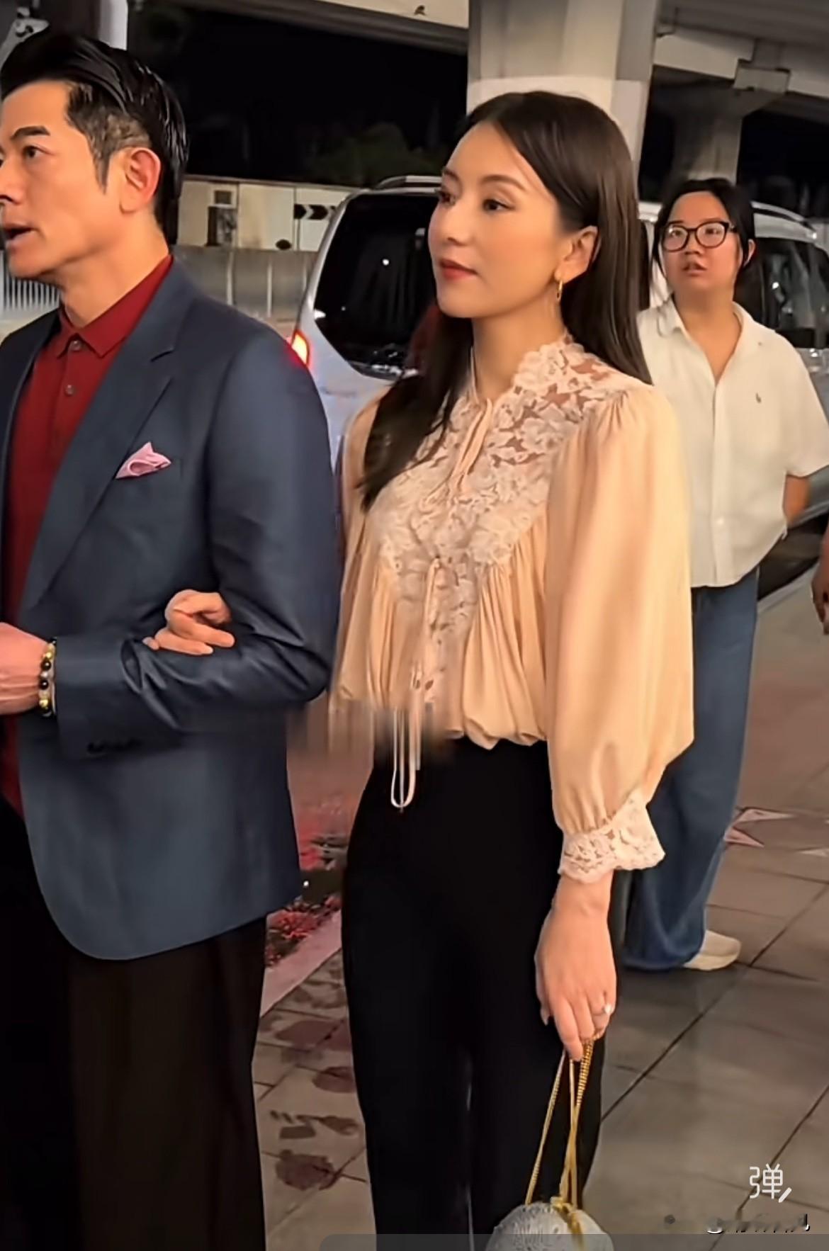 你有没有发现？

方媛每次和郭富城一同现身，都只是陪在一旁，郭富城和友人闲聊时，方媛就安安静静站在边上，根本插不上话。

可一碰到狗仔拍照，她的脸色转得特别快，直接从面无表情的倦怠模样切换出得体笑意，看相关视频的时候这种反差格外明显。

不少网友调侃：方媛嫁了郭富城这么多年，粤语没练熟，这变脸的本事