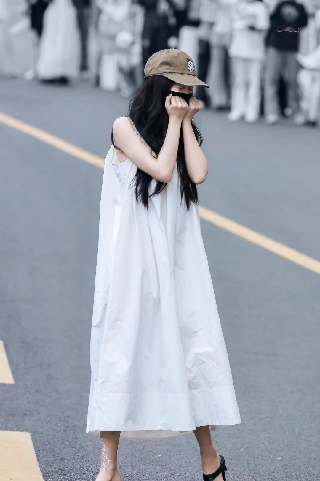 #虞书欣[超话]# EstherStyle
私服穿搭
#来自星星的穿搭# 🤍日系少女穿搭
 
260926/微博 更新
裙子：Helsa
裙子：SUNDAY CEREMONY
鞋子：Our Legacy
 
图片 cr logo ​​​