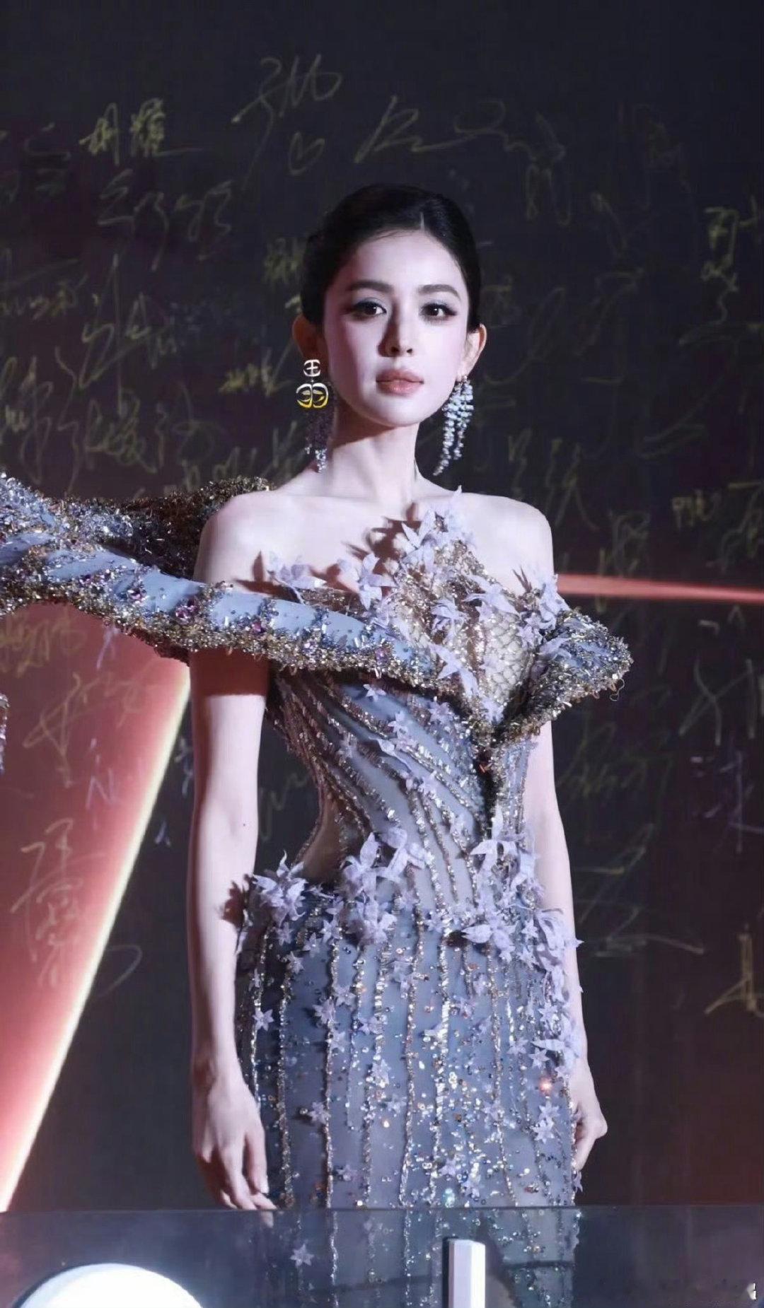 #娜扎 白孔雀# 抓拍的生图也很好看，羽翼的弧度自然柔和，没有因为走动显得笨重或者累赘。 ​