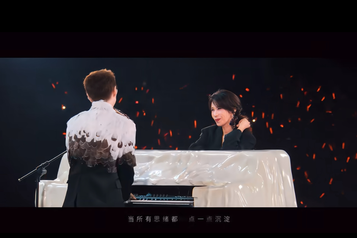 对面的人是莫文蔚，汪苏泷害羞也就不奇怪了

莫文蔚和汪苏泷合唱《阴天》

镜头里汪苏泷肉眼可见地害羞，眼神乱飘，不敢直视对面的人。

《阴天》这首歌讲的是爱情消磨后的冷淡，可这两个人愣是把它唱出了晴天的甜。有人说得好：“这哪是阴天，给哥姐俩唱成大晴天了。”

为什么害羞？

因为对面站的是莫文蔚。