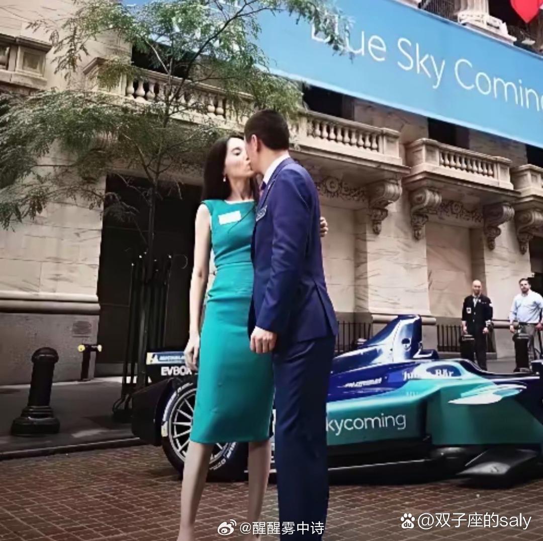 蔚来创始人李斌与妻子王屹芝，拍摄于纽约纽交所门外，身后是蔚来FE方程式赛车，是蔚来赴美上市时期的经典留影。最好的伴侣，是并肩同行，彼此成全 ​