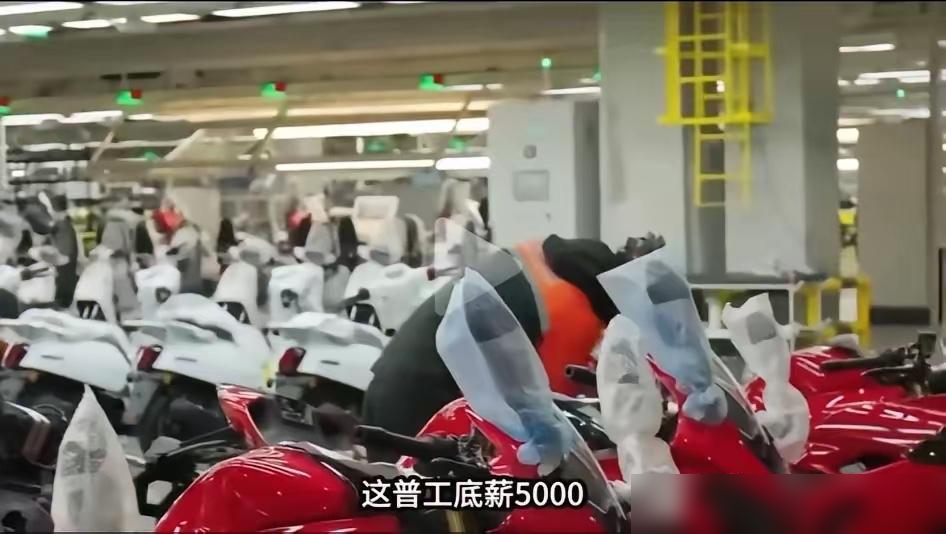 张雪机车这波操作，属实把“打工人尊严”焊死在合同里了。

之前我在江浙沪的工厂打了五年工，踩过的坑能说一下午：说是底薪四千，实际一半是绩效，请假就扣光；要求全员强制加班，不加就算旷工扣三天工资；五险一金更是只有管理层才有，普工连个正经劳动合同都拿不到，离职还要被各种找茬扣钱。

以前听老板哭穷说制造