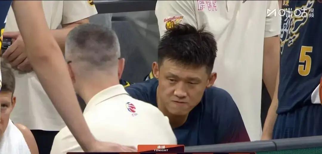 广东宏远想在自家主场稳稳拿下两连胜，最要命的问题从来不是进攻，而是手里这副牌到底该怎么打。
有人觉得把徐杰按在替补席带二阵容最合理，首发让胡明轩去搭档外援冲锋陷阵。
拆开双枪看似保证了全场都有控场点，甚至锋线摆上崔永熙这种硬度够的年轻人，内线再杵个外援大闸，防守确实好看。
但真到了决胜关头，场