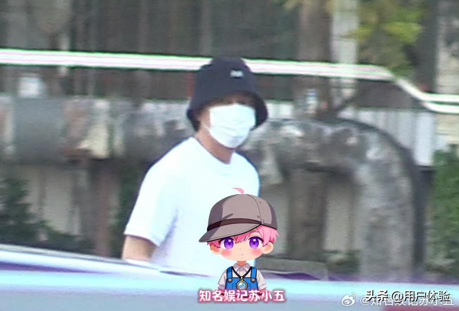 9月15日，有网友拍到贾乃亮独自现身美容院，这段路人抓拍的画面，在网上引起不少讨论。

画面里贾乃亮头戴渔夫帽，脸上戴着口罩，一身简约白T恤搭配黑裤子，穿搭休闲随性。他把车停在停车场，下车步行走向美容院，路上还随手整理衣服，整个人的状态看着松弛自在，没有刻意紧绷的感觉。

不少网友看到之后，感慨贾乃