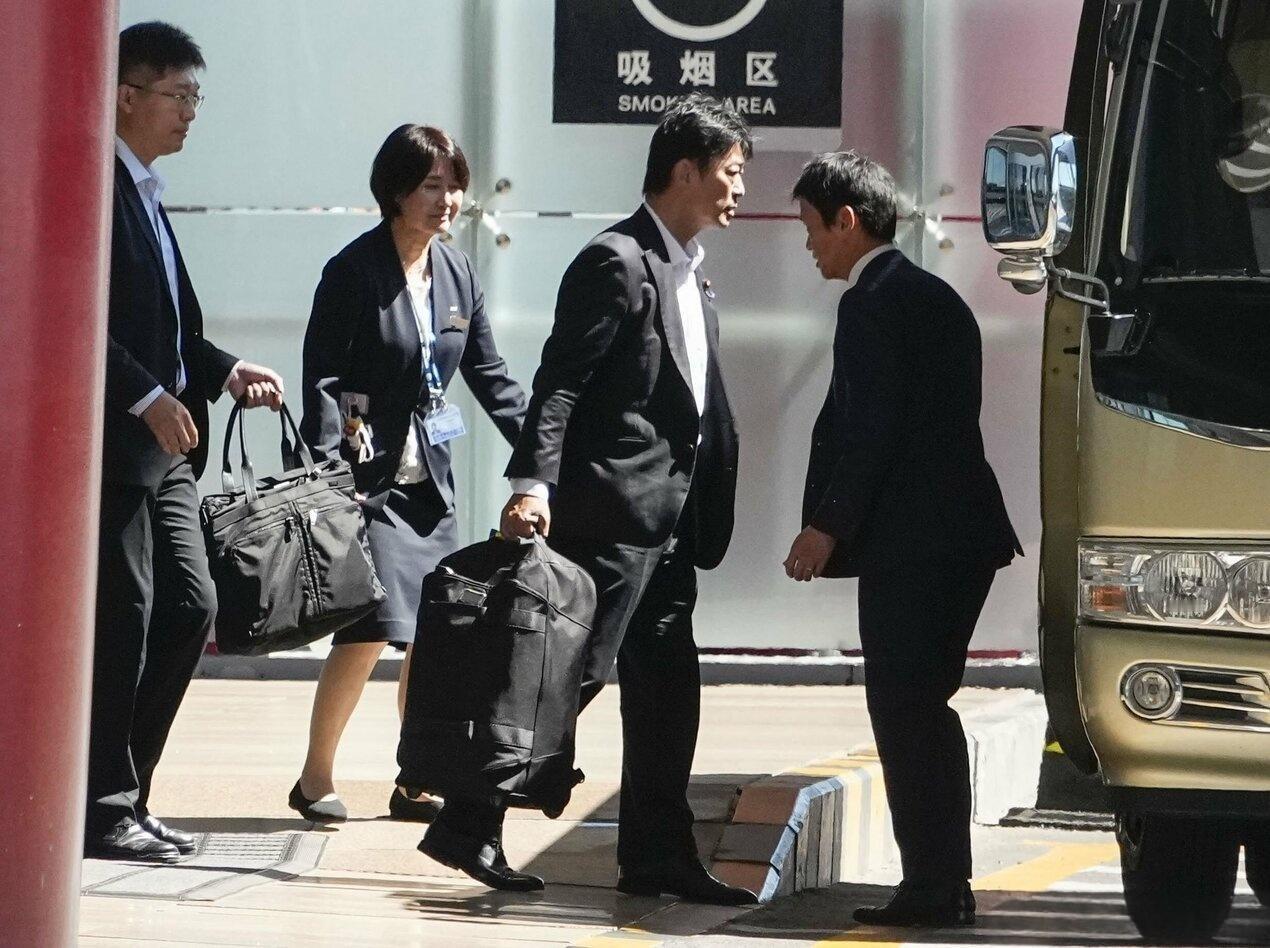 日中友好议员联盟的青年议员团9月中旬到了北京，高村正大带队，自民党、立宪民主党、维新会都有人。这是高市早苗去年11月涉台答辩把中日关系搞僵之后，该议联第一次来。中方愿意接待，但外交部同一周把话挑明：高市涉台言行才是中日关系受困的最大症结。

问题就在这。来的议员不是做决定的人，高市本人不松口，来多少