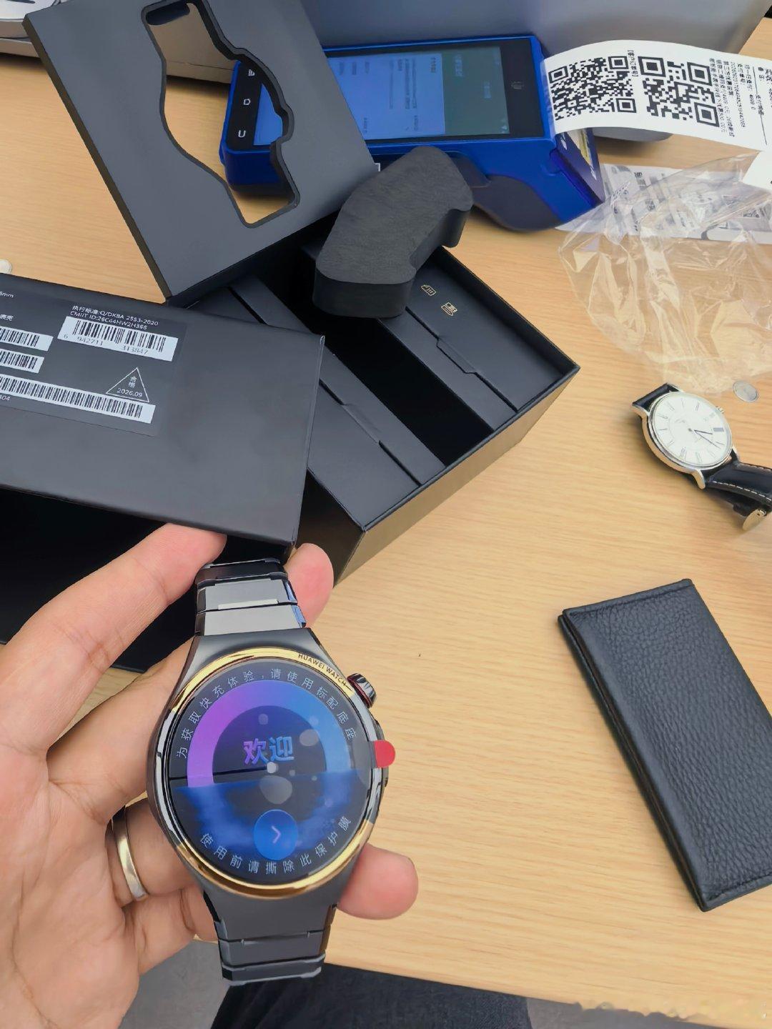 华为Watch6 Pro今天上市，纳米微晶陶瓷、18k金点缀，智能手表正在从单纯的电子设备，加速融入日常穿搭与个人审美表达。  ​