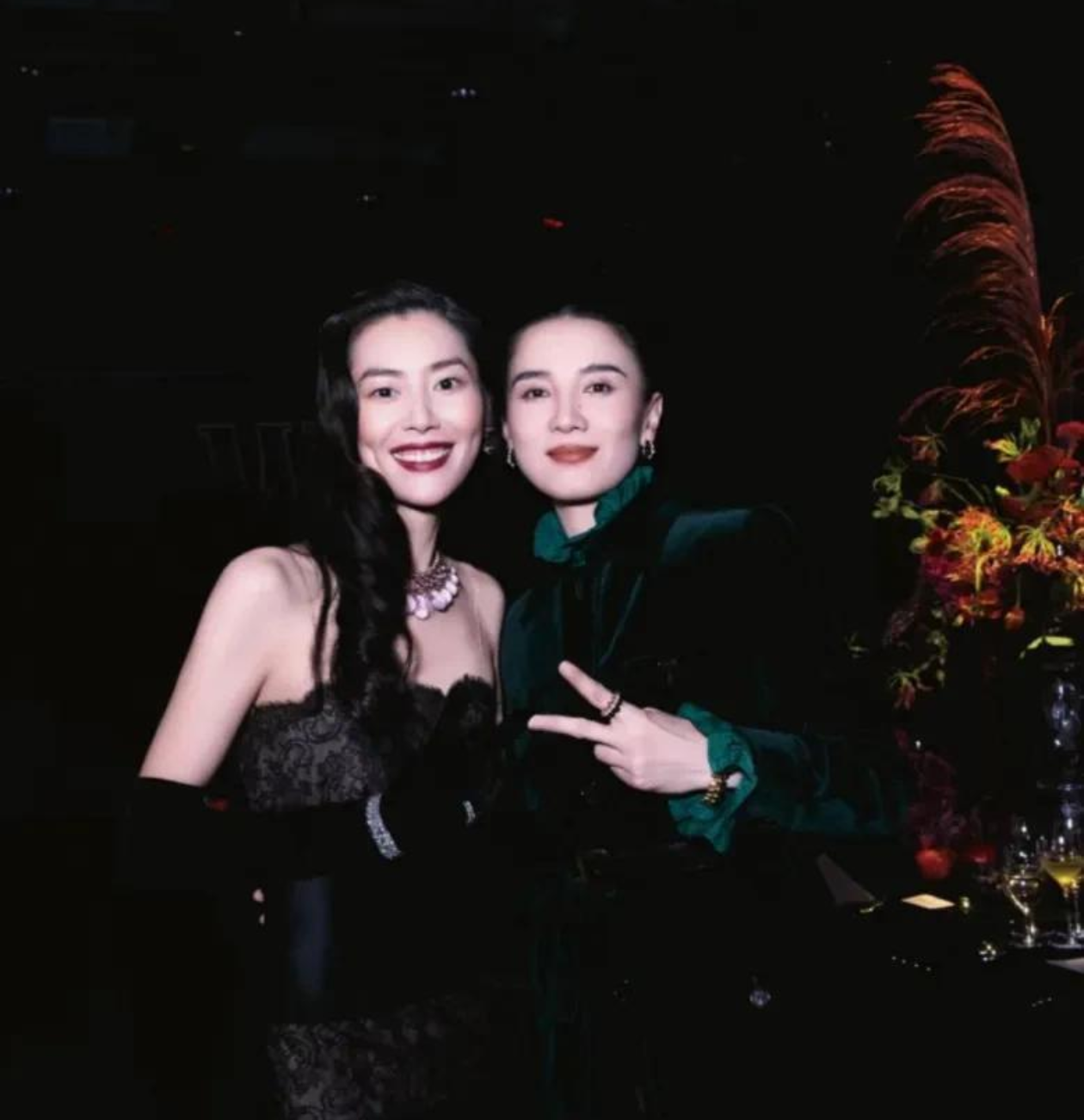 内娱活人还得看宋佳！盛典后台撞见井柏然刘雯，直接当面嗑糖，完全就是现实里的我本人。
 
▪️贴脸名场面：
宋佳：“你俩怎么不握手啊？”全场哄笑
刘雯略带害羞：“先生你在那边~”
宋佳秒学语气复读：“先生你在那边~~~”
 
▪️关于两人