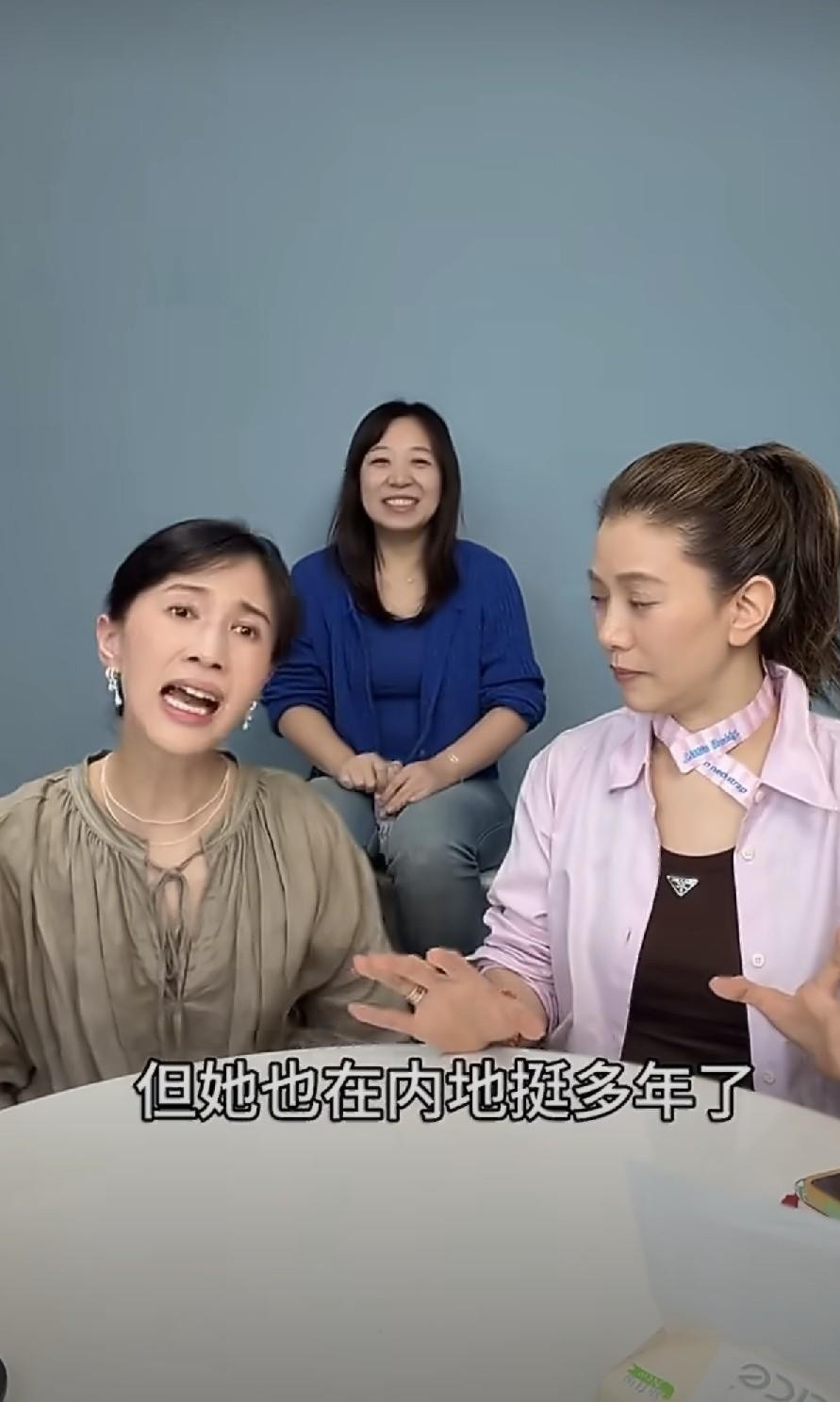 袁咏仪怎么都没想到，自己这辈子在语言水平上，居然会被人拿去跟蔡少芬放在一个天平上衡量。
面对papi酱抛出来的这个送命题，袁咏仪当场满脸写着不可思议。
她甚至直接要求换个人选。
在她看来，把蔡少芬拉进来对比，纯粹是对自己普通话水平的一种无情拉踩，对方根本就不该出现在候选名单里。
这真怪不得袁