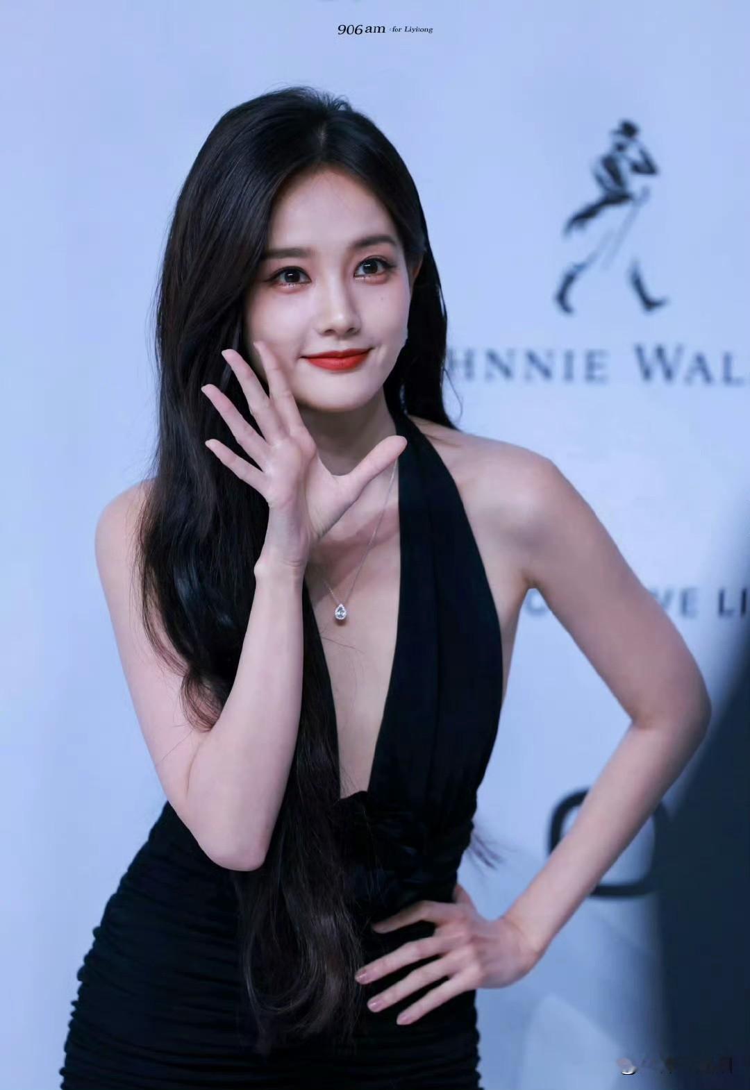 优雅黑裙女神，红唇微笑，气质满分！