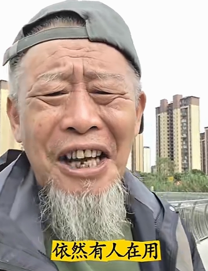 手机为什么不降价反倒越卖越贵
 
不少人发现一个奇怪现象：过去手机发布半年就会降价促销，可如今新机不仅降价幅度缩水，部分机型还出现逆势上调。明明换机需求在下降，手机却越来越贵，这背后不是品牌单纯想赚更多钱，而是整个行业正在经历结构性变化。
 
最直接的压力来自上游供应链。AI浪潮爆发之后，大量存储芯