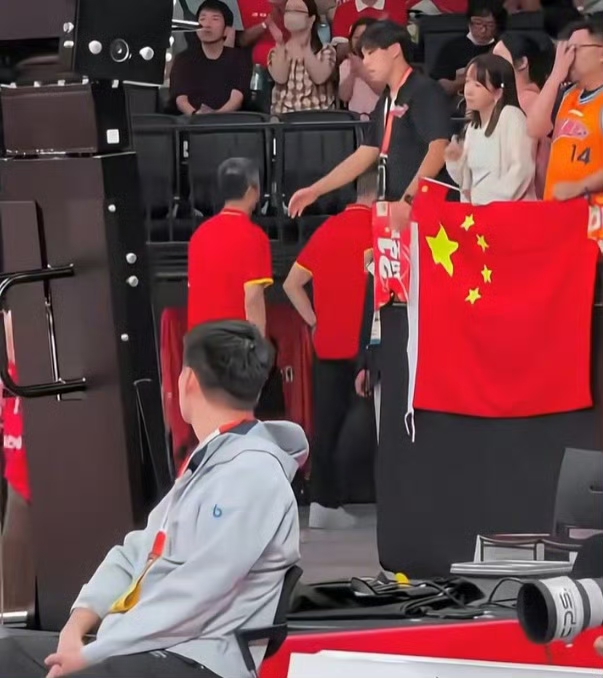 亚运会男篮铜牌赛现场的球迷还爆了一个料，在输给伊朗队之后郭士强指导提前带着教练组离开了球场，观众向他打招呼也不回应，只留下男篮十二个队员在场上鞠躬向现场球迷道歉。
郭指导之前在发布会上说输了比赛他负责，结果真输比赛了却说大家很努力很辛苦，结果被半月谈批评竞技体育不要过度营销苦难，还说不会给自己打分也
