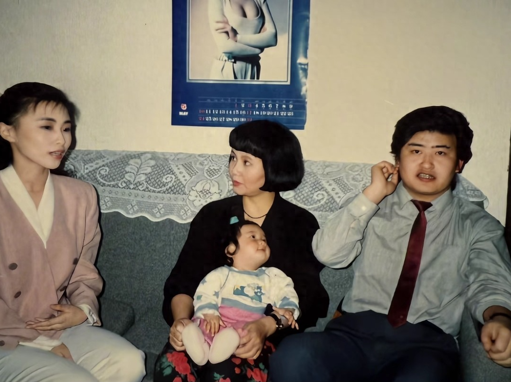 1992年，刘欢和妻子卢璐，女儿刘一丝在家里的合影，刘一丝才8个月大，还在母亲怀里抱着。

刘欢穿着衬衣，打着领结，穿着很正式，夫妻两人好像在接受一次采访。

刘欢和卢璐是在一次电台节目中相识的，两人认识9天便决定要结婚，起初刘欢的父母反对两人在一起，后来刘欢还是说动了父母，两人顺利举行了婚礼。